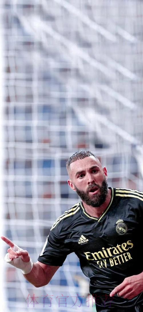 错失良机!莱万空门踢飞 中锋对决遭本泽马完爆